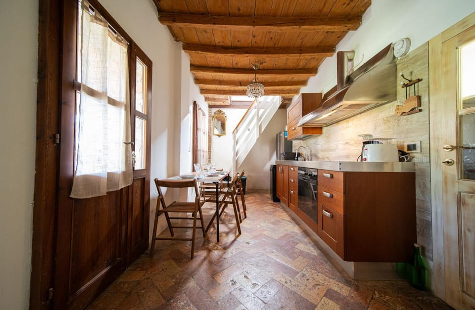 Kitchen or kitchenette, Dining area, oven, stove
