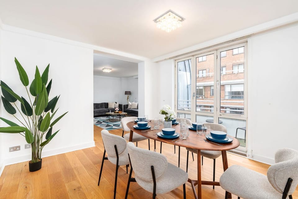 Hideaway Opposite Hyde Park 3 Bed, Balcony & Lift by City Peace Apartment in City of Westminster
