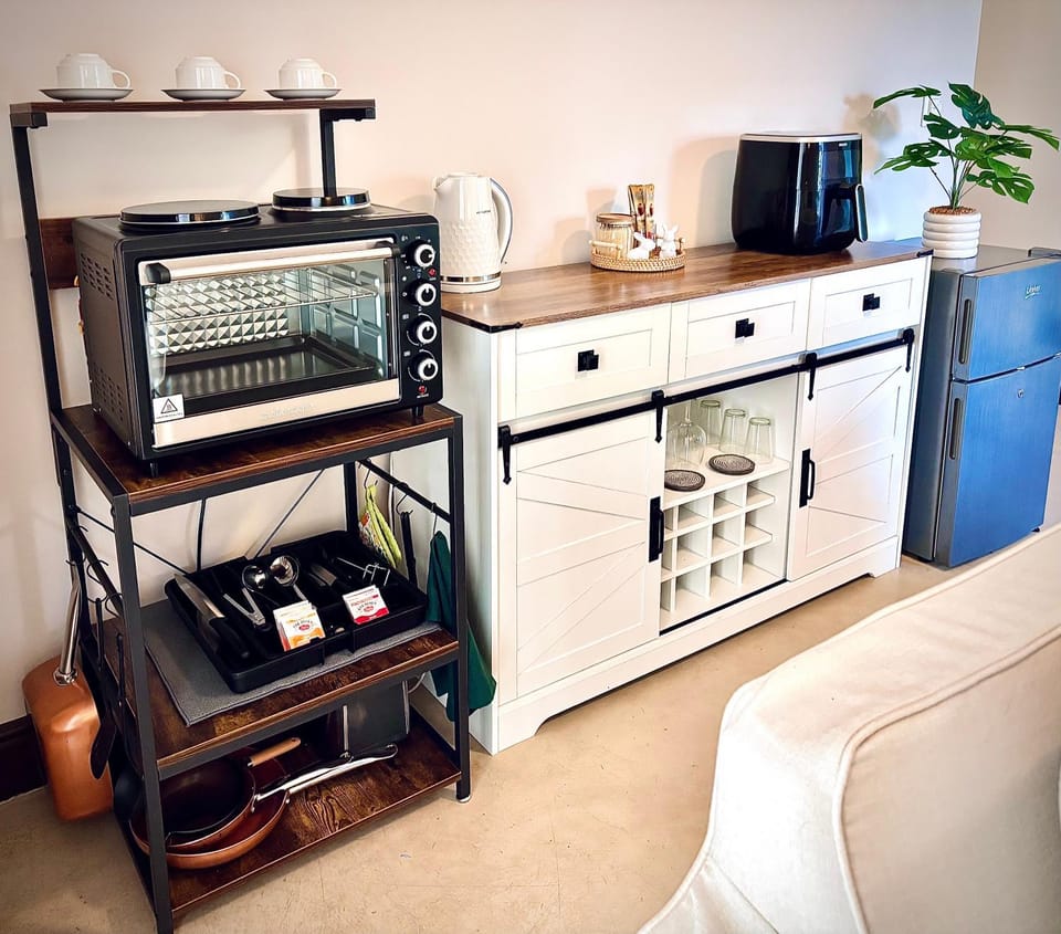 Coffee/tea facilities, Kitchen or kitchenette, oven, toaster
