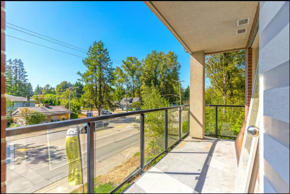 2 bedrooms 2 bathrooms Apartment in Surrey