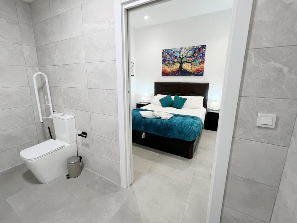Bathroom, Bedroom, towels