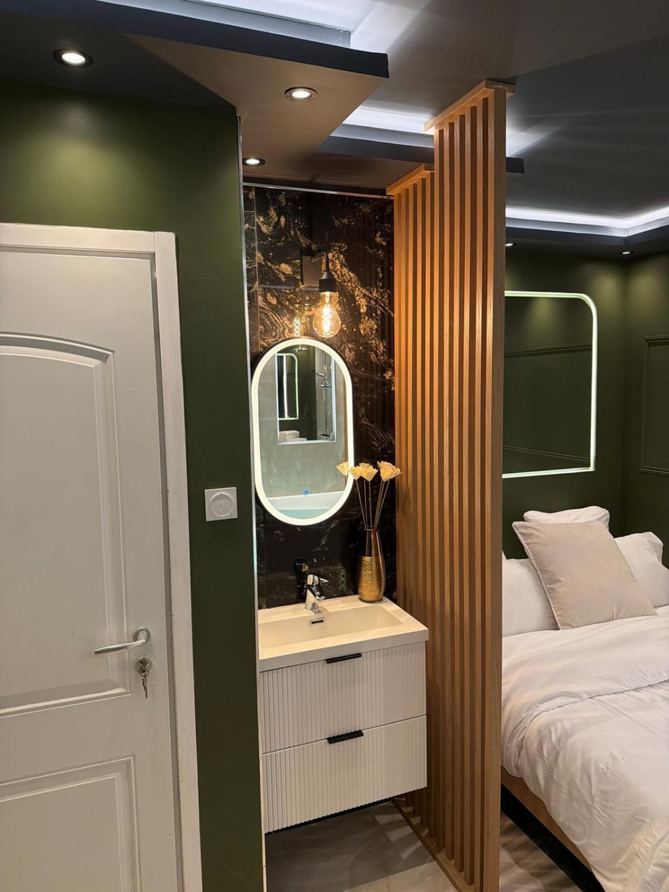 Onyx Suite Jacuzzi Privatif Apartment in Île-de-France