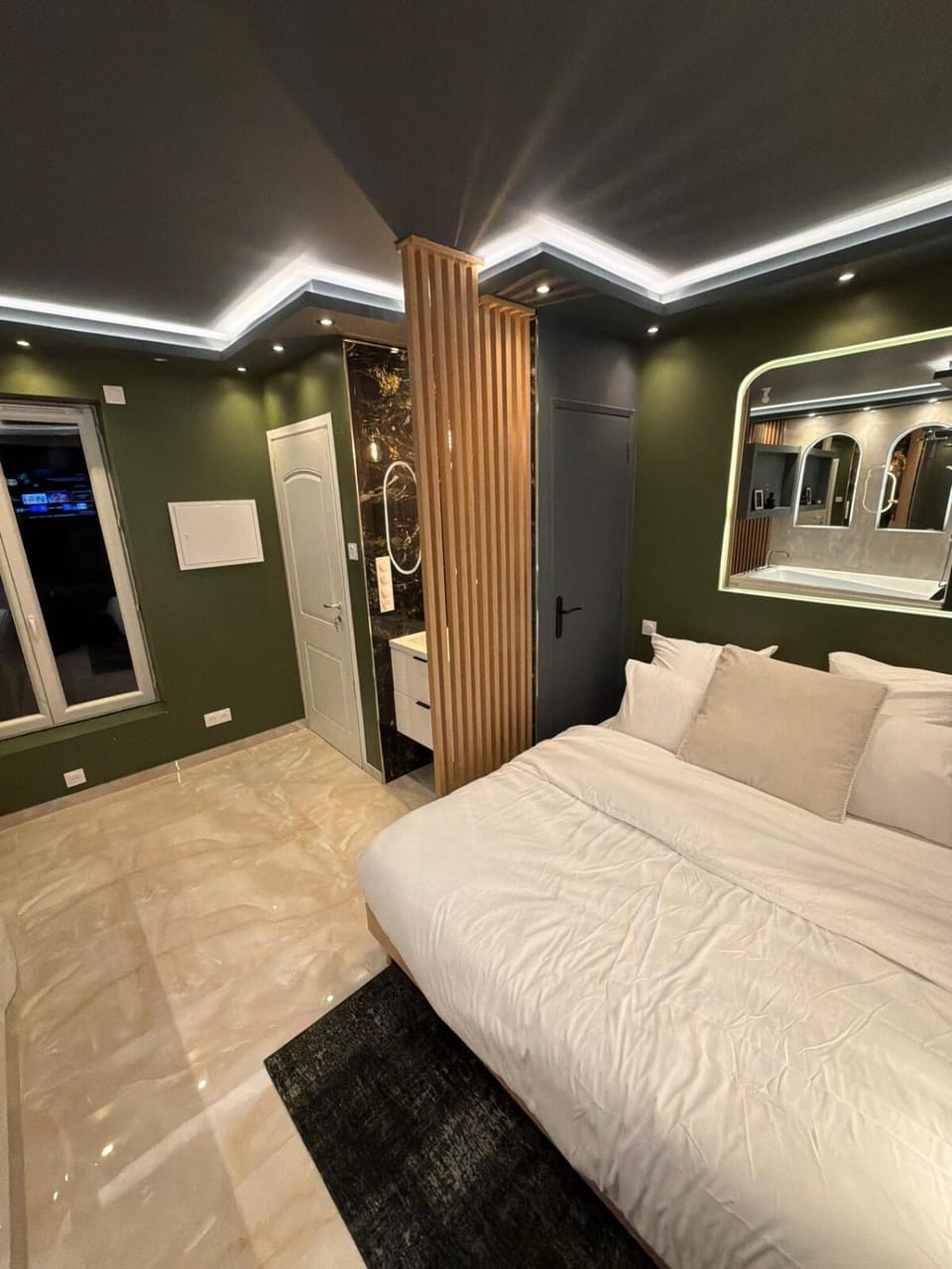 Onyx Suite Jacuzzi Privatif Apartment in Île-de-France
