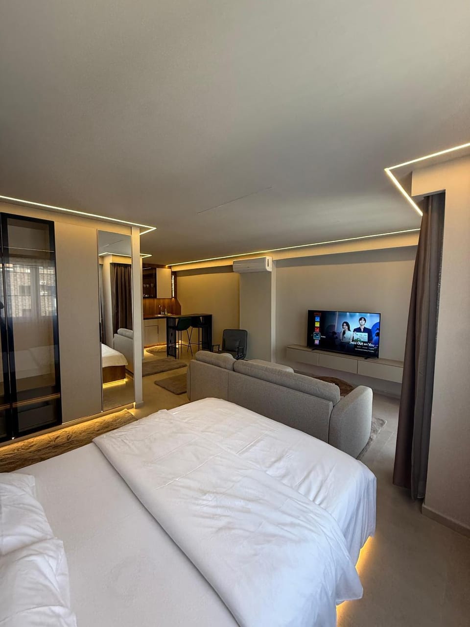 Bed, TV and multimedia, Living room, Photo of the whole room, Seating area