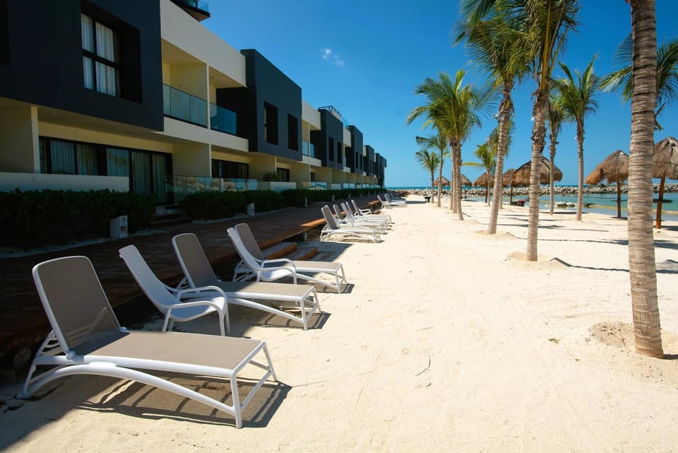Facade/entrance, Natural landscape, Beach, Sea view, sunbed