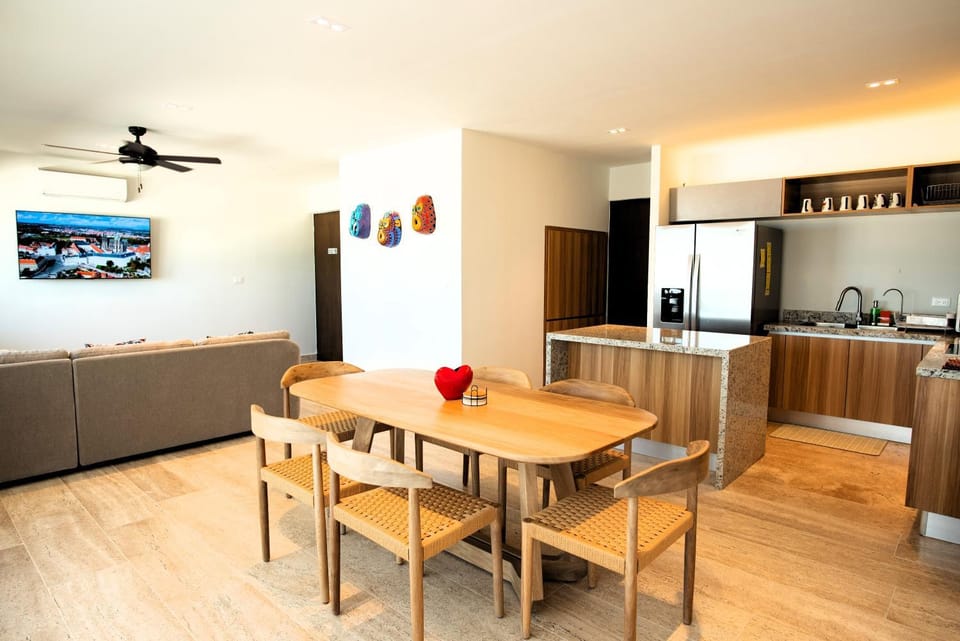 TV and multimedia, Kitchen or kitchenette, Decorative detail, Dining area, oven, air conditioner