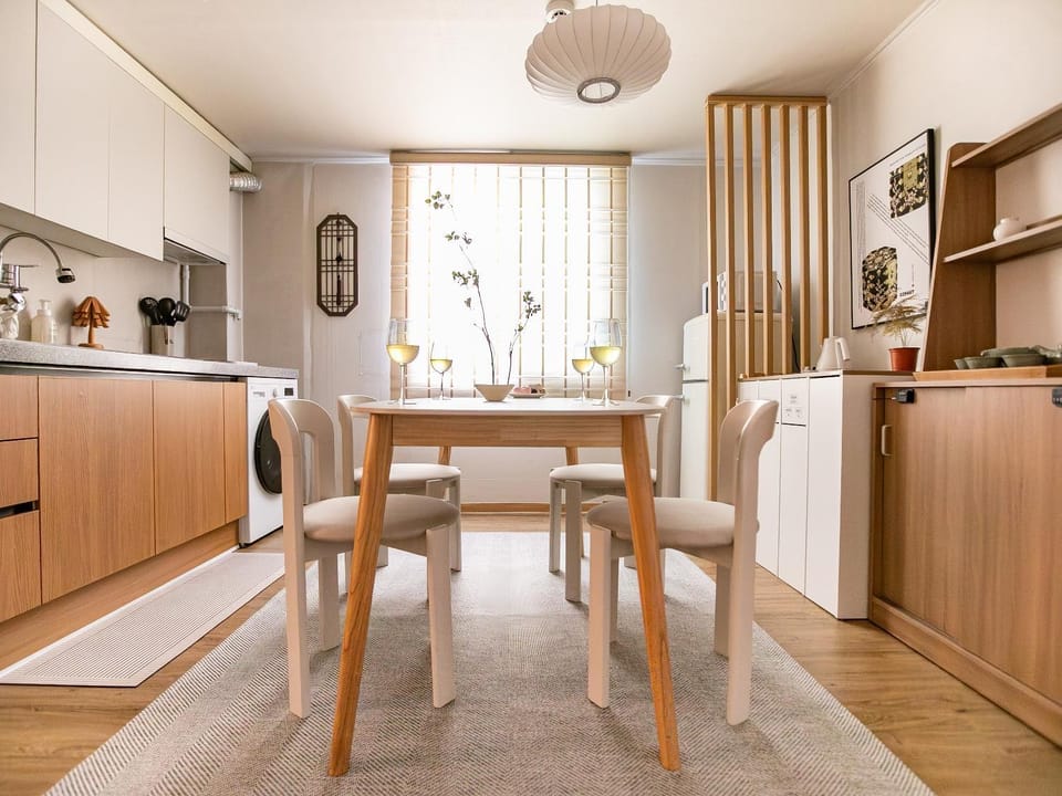 Kitchen or kitchenette, Living room, Seating area, Dining area, stove