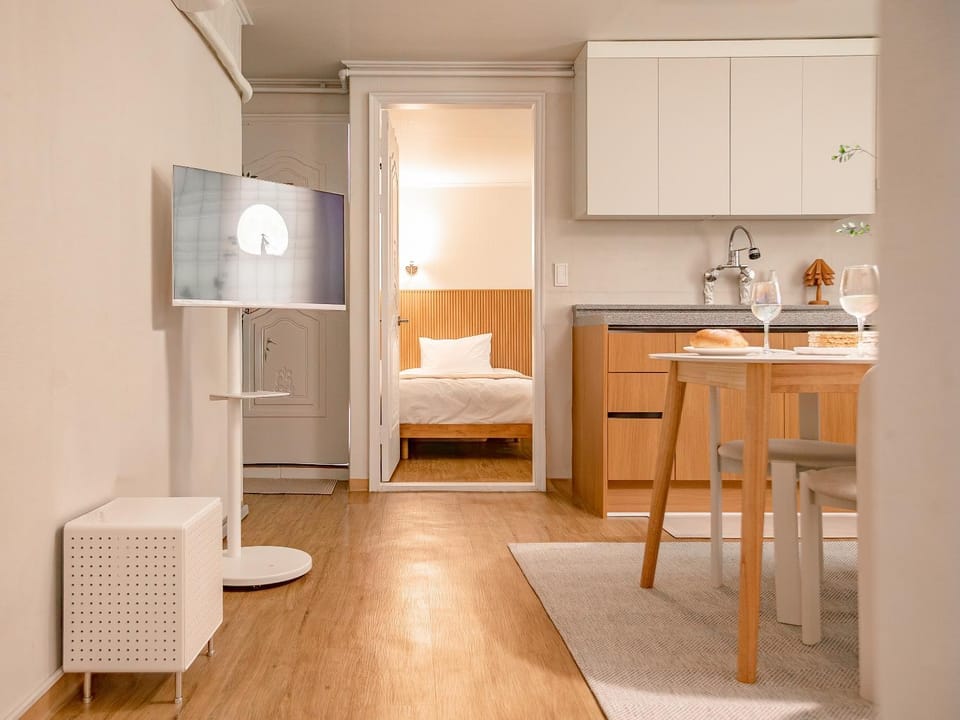 TV and multimedia, Kitchen or kitchenette, Living room, Seating area, Dining area