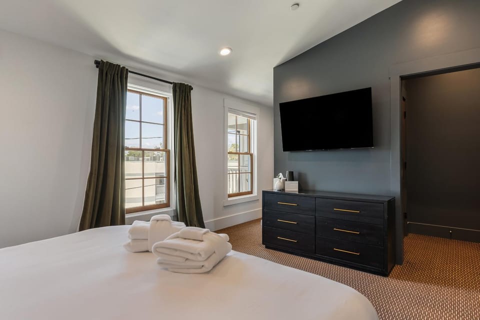 Superior King Room at The Emerald Apartment in Beaufort