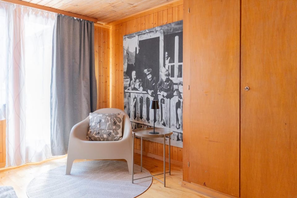Seating area, Bedroom, wardrobe