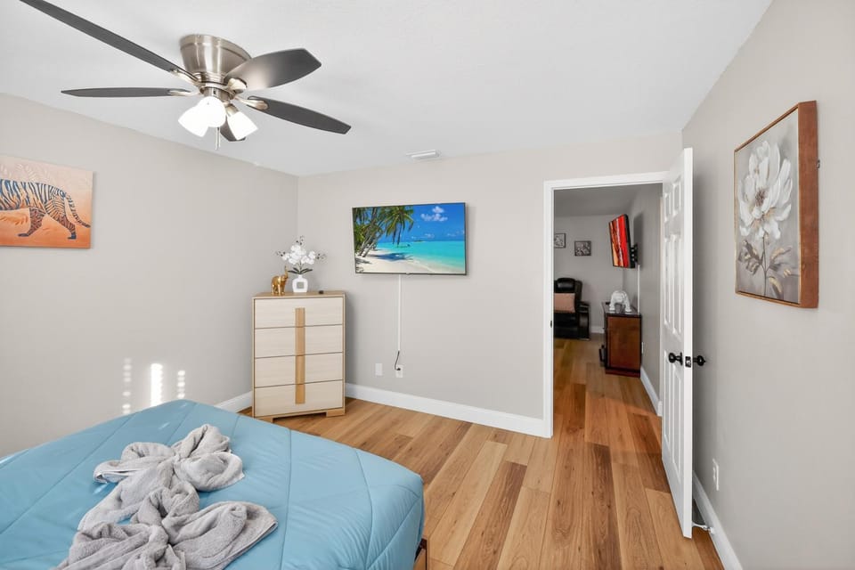 Bed, TV and multimedia, Bedroom