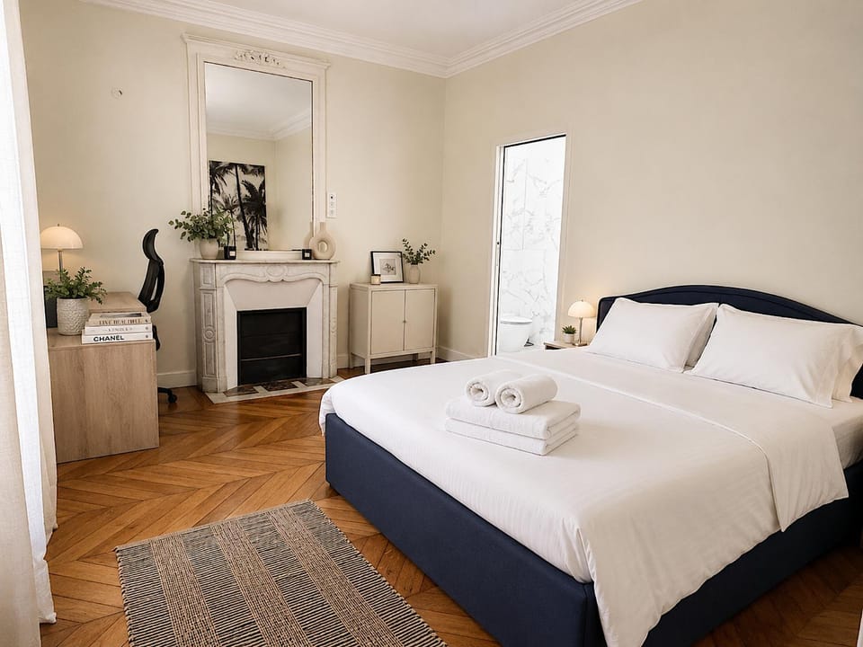 Bed, Photo of the whole room, Bedroom, towels