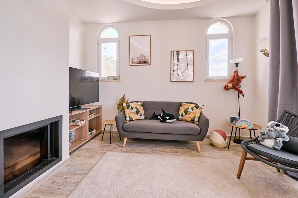 TV and multimedia, Seating area, fireplace