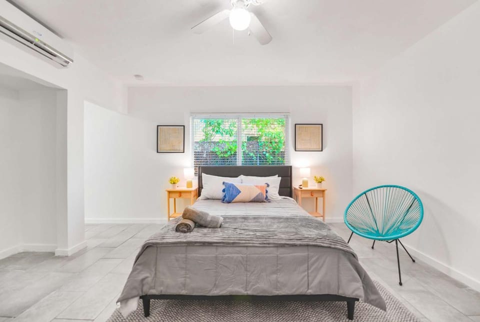 Bed, Seating area