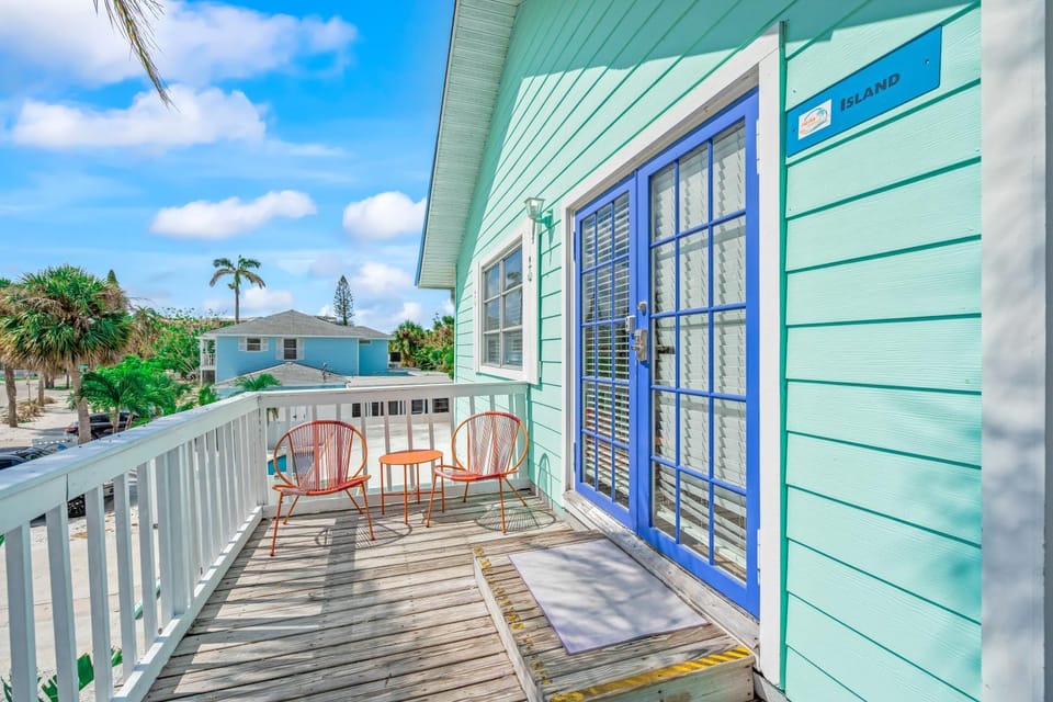 Island Villa - Cozy Beach Retreat - Walk to Village Apartment in Siesta Beach