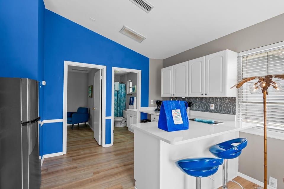 Island Villa - Cozy Beach Retreat - Walk to Village Apartment in Siesta Beach