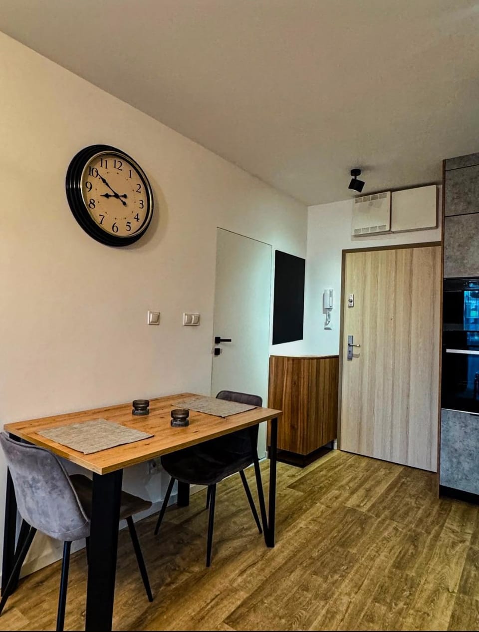 Facade/entrance, Dining area