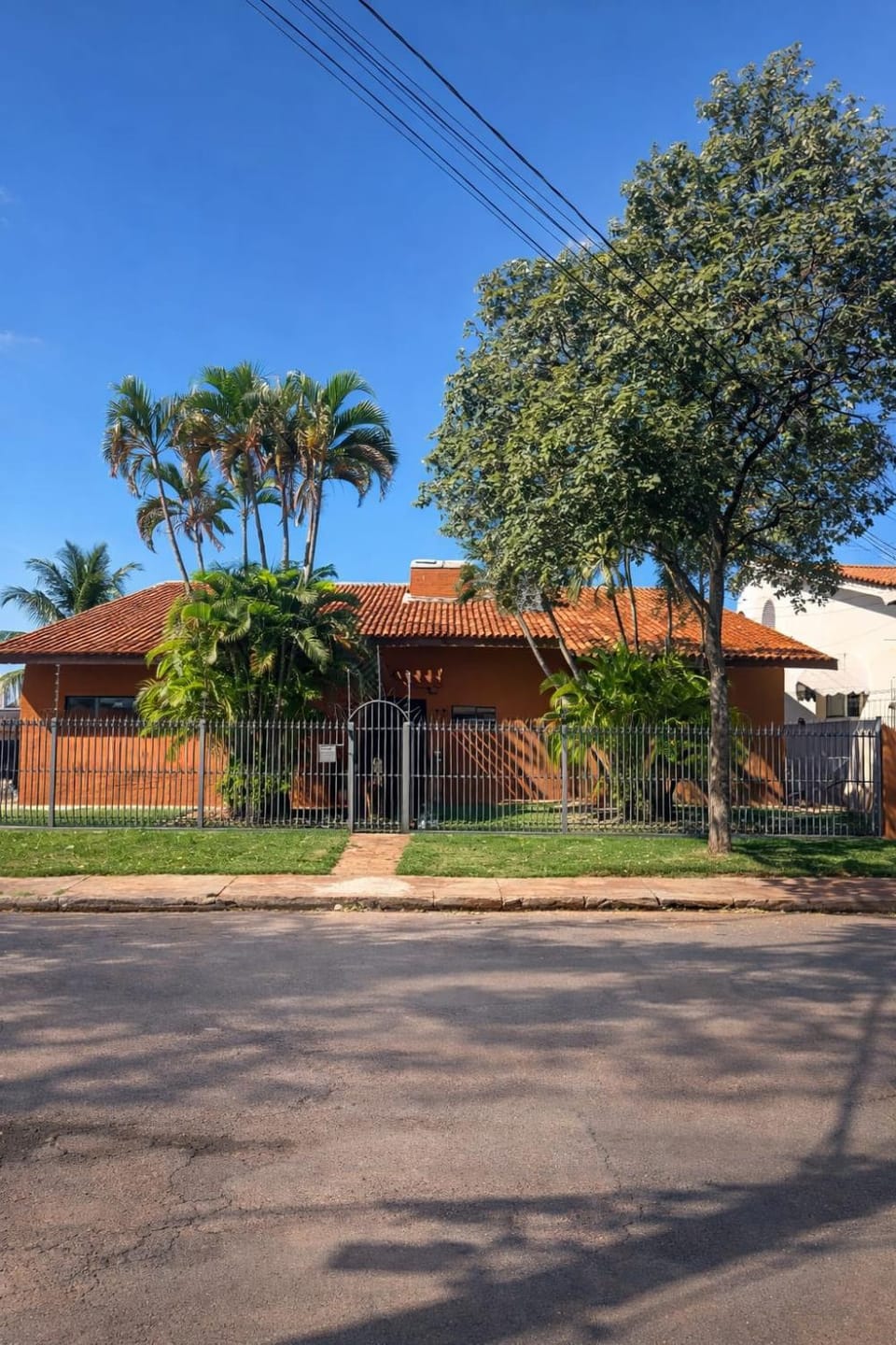 Property building, Day, Neighbourhood, Street view