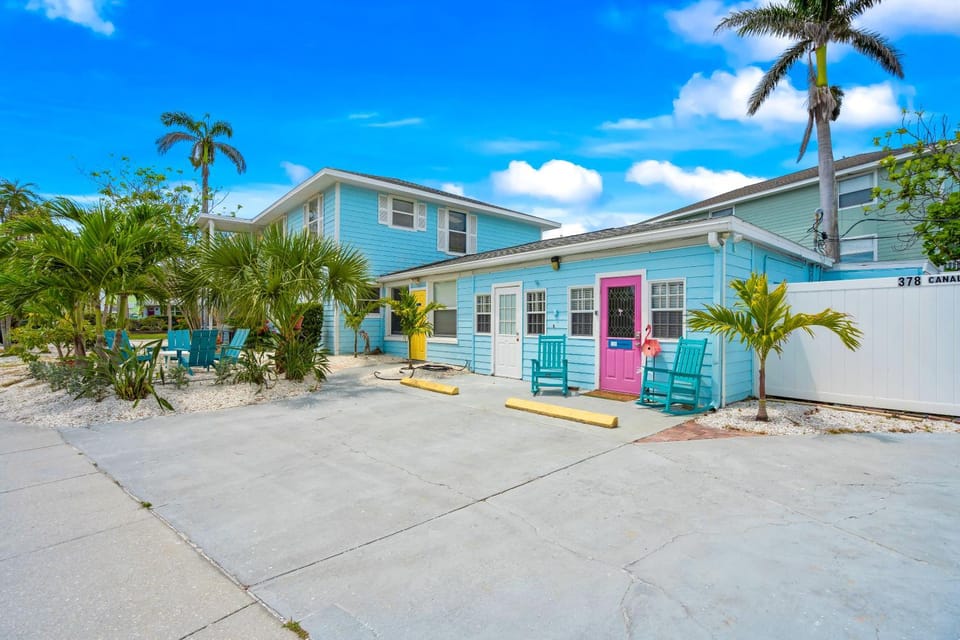 Dolphin Villa - Pool - Steps to Siesta Key Village Apartment in Siesta Beach