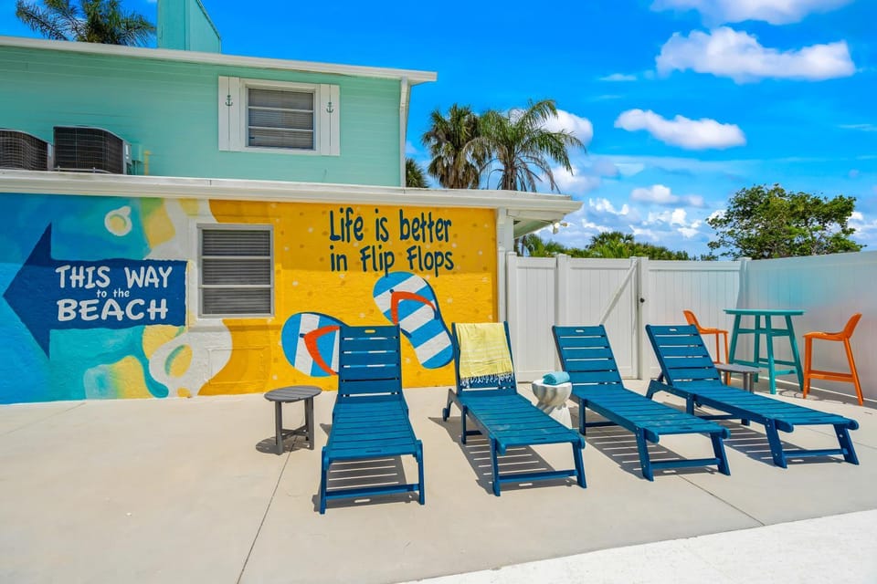 Dolphin Villa - Pool - Steps to Siesta Key Village Apartment in Siesta Beach
