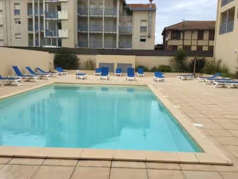 Studio proche océan dans résidence 3 étoiles avec piscine et parking privé Apartment in Mimizan