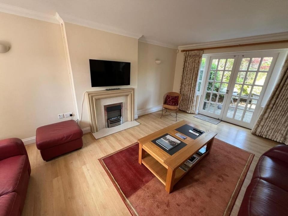 Stylish 3BR with Parking and Garden House in Leiston
