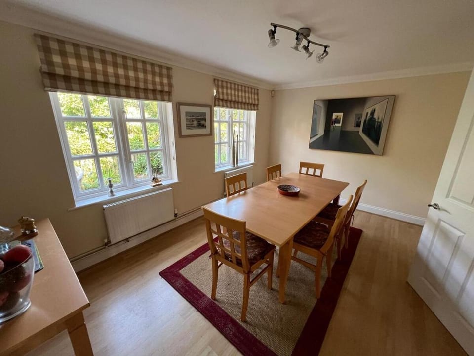 Stylish 3BR with Parking and Garden House in Leiston