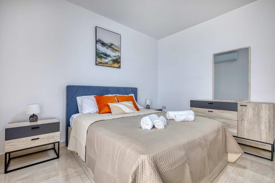 Sunny 2BR Apt minutes from the Sea & Views Apartment in Saint Paul's Bay