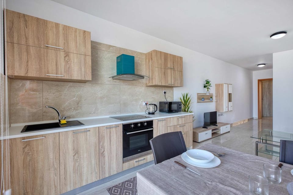 Sunny 2BR Apt minutes from the Sea & Views Apartment in Saint Paul's Bay