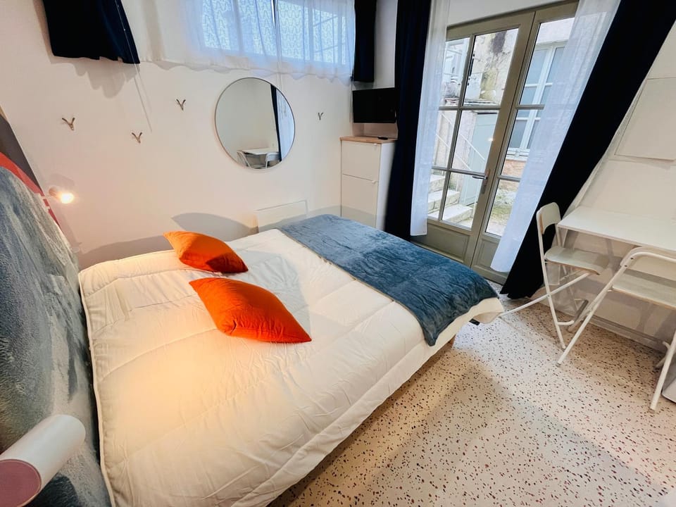 Photo of the whole room, Bedroom