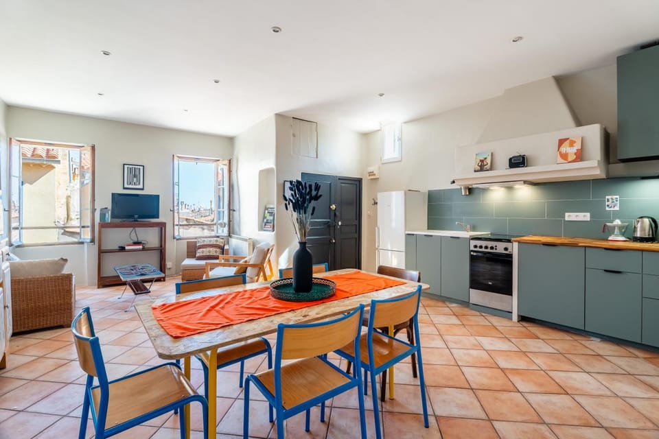 Kitchen or kitchenette, Living room, Dining area