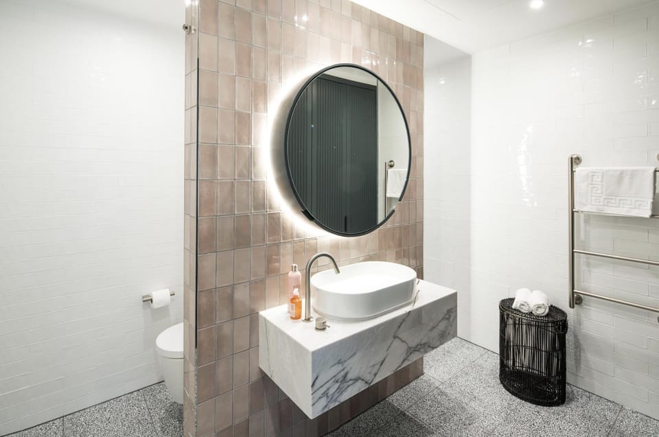 Bright Apartment in Embassy Gardens Apartment in London