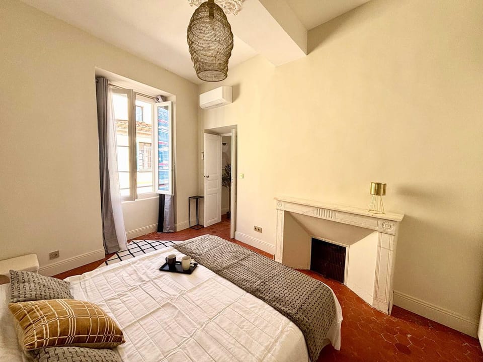 Bed, Photo of the whole room, Decorative detail, Bedroom, towels