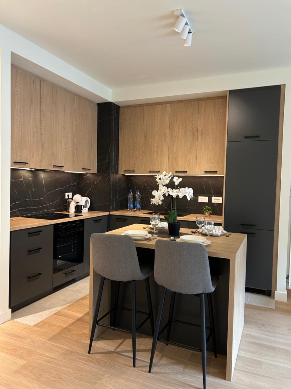 Coffee/tea facilities, Kitchen or kitchenette, Dining area, minibar, oven, stove