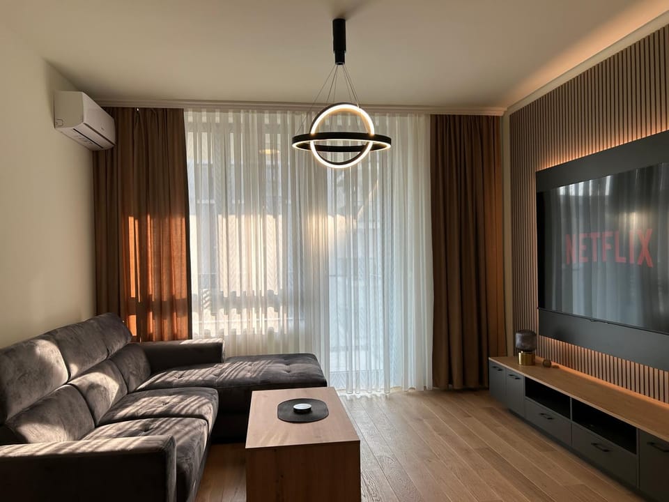 Communal lounge/ TV room, TV and multimedia, Living room, Seating area, Evening entertainment