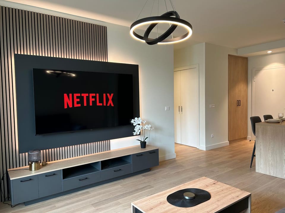 Communal lounge/ TV room, TV and multimedia, Living room, Seating area, Evening entertainment