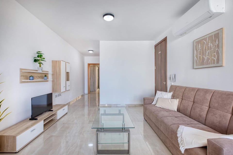 Bright 2BR Stay Sea Views from the Balcony Apartment in Saint Paul's Bay