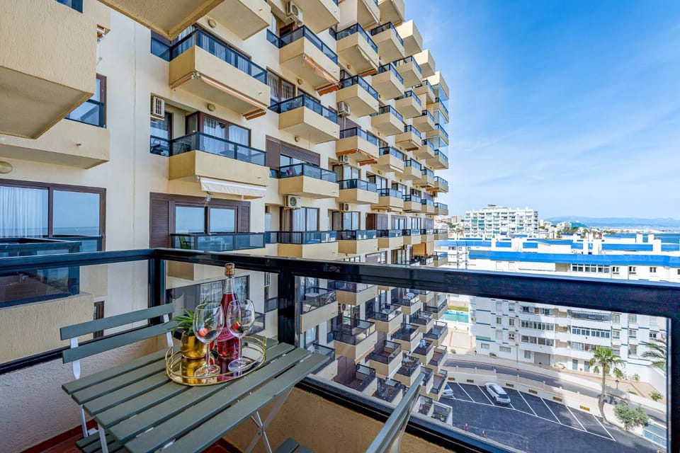 797 HOLIDAY RENTALS - Luminoso apartamento en Aloha playa Apartment in Benalmadena