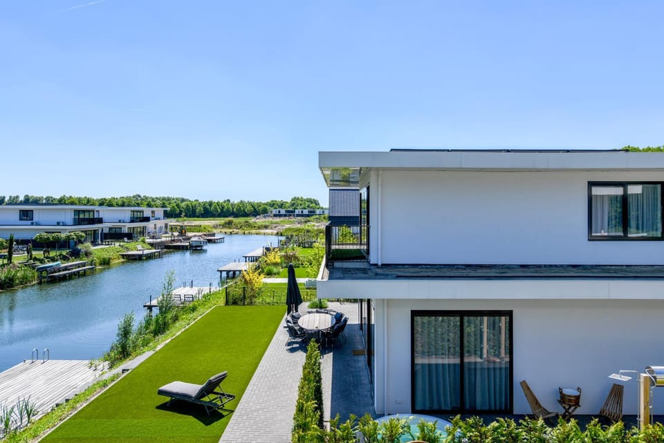 Water Nr. 554 | 8 Pers. Hottub & Sauna House in Biddinghuizen