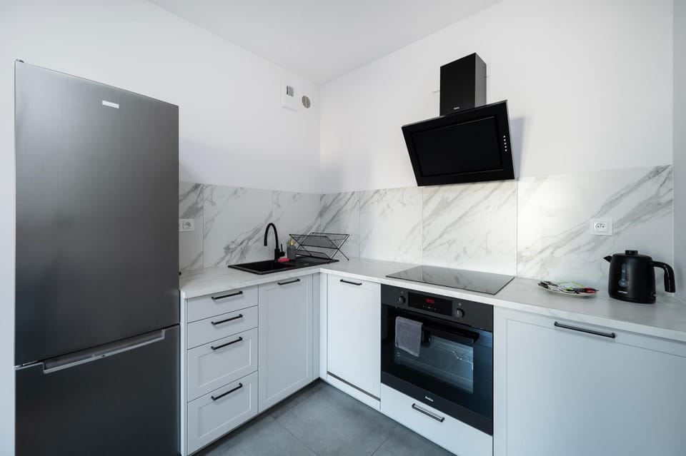 Coffee/tea facilities, Kitchen or kitchenette, oven, stove