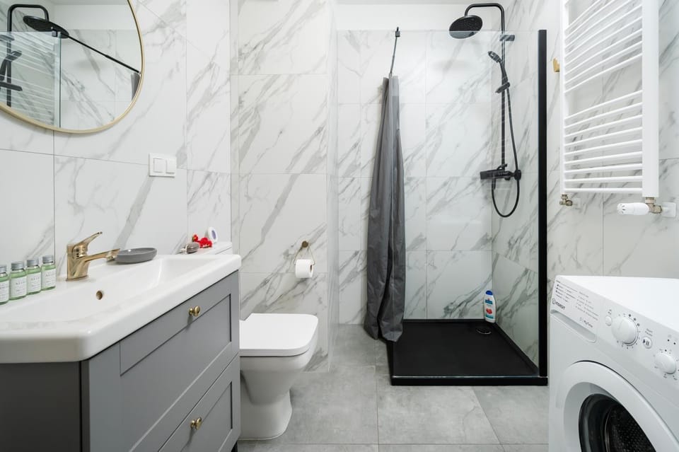 Shower, Toilet, Bathroom, towels, washing machine