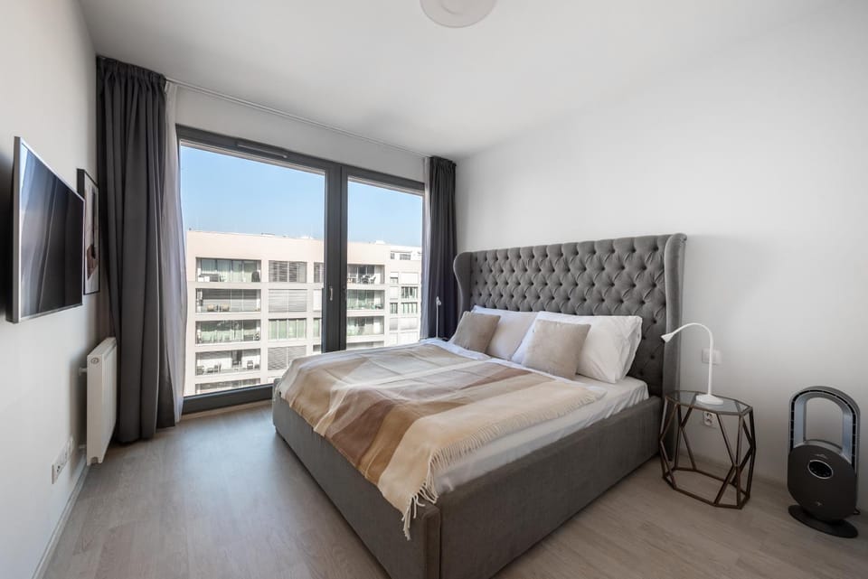 Bed, TV and multimedia, Bedroom