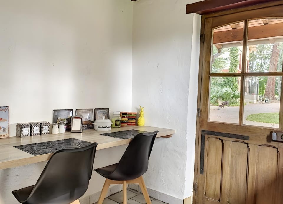 Property building, Kitchen or kitchenette, Living room