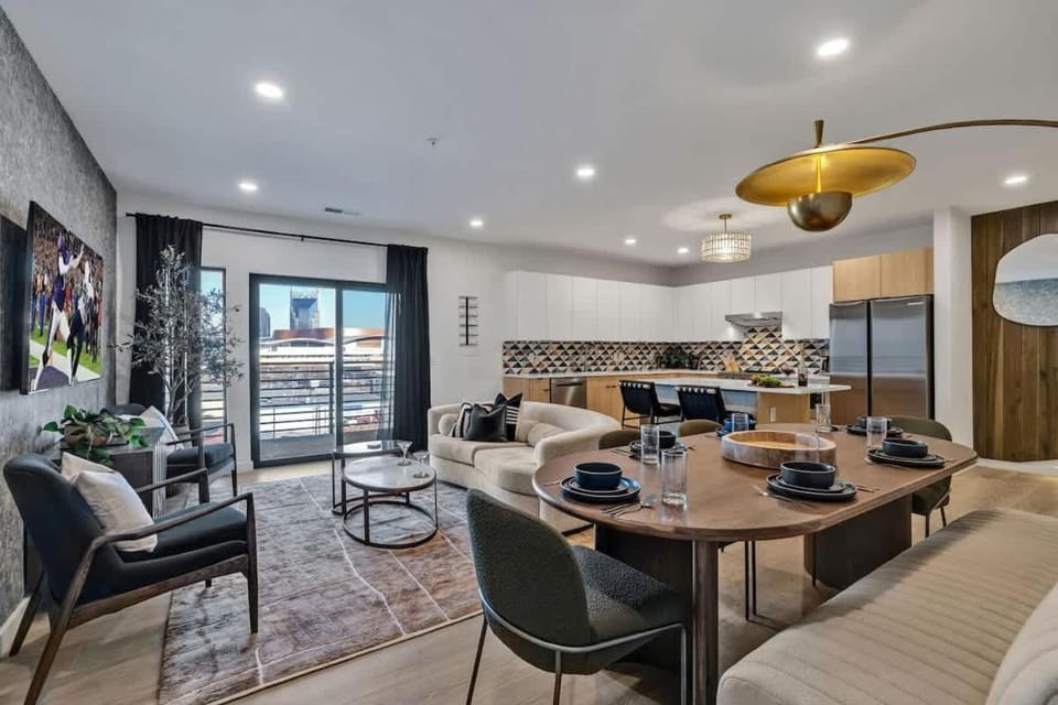 Hyve-Anthem-Private Balconies-Walk to Broadway House in The Gulch