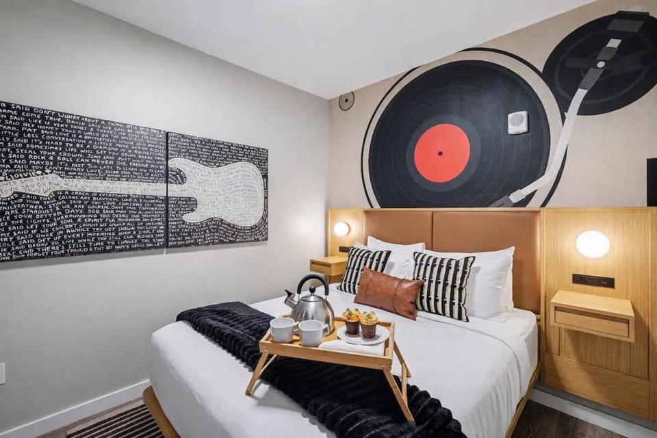 Vinyl - Rooftop Pool - Gym - On Music Row House in Music Row