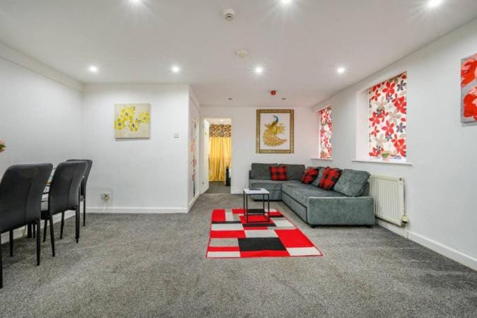 Living room, Seating area, Dining area, heating, internet