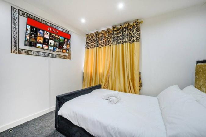 Bed, TV and multimedia, Bedroom, towels