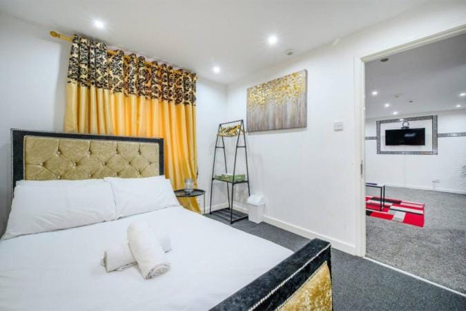 Bed, TV and multimedia, Bedroom, hair dryier, internet, towels