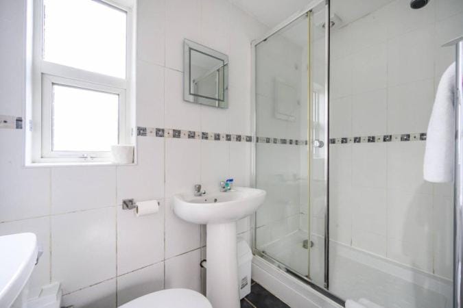 Shower, Toilet, Bathroom, towels