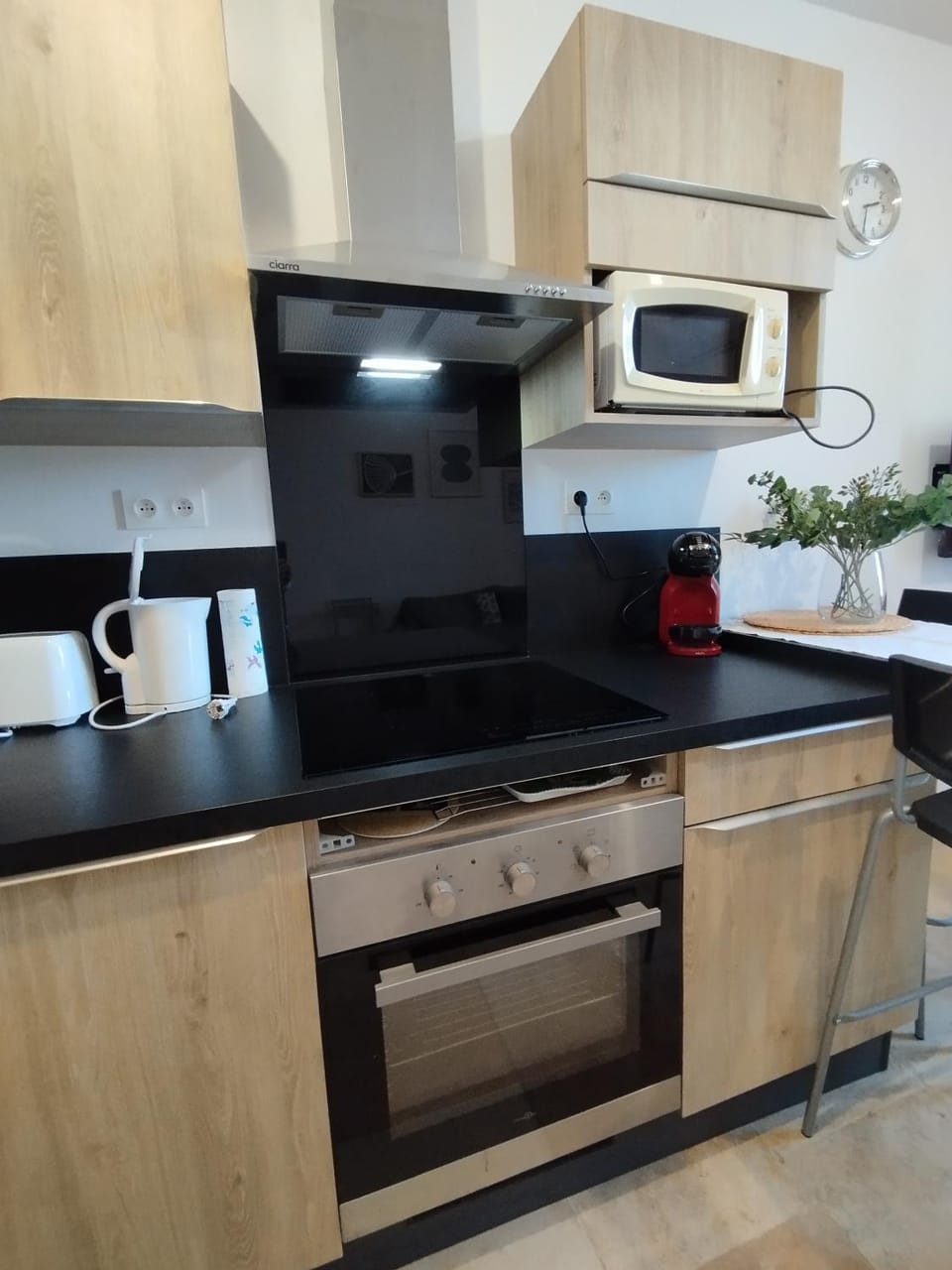 Coffee/tea facilities, Kitchen or kitchenette, stove, toaster
